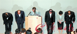 7月7日，韩亚航空公司社长尹永斗等公司负责人就飞机失事向国民鞠躬道歉。