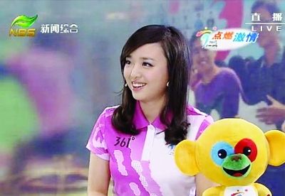  罗袭在南京亚青会采火仪式直播现场。 图片由本人提供