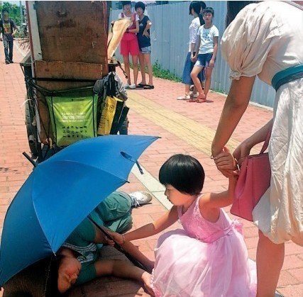 &ldquo;清洁工中暑女童撑伞&rdquo;系炒作 清洁工人被利用