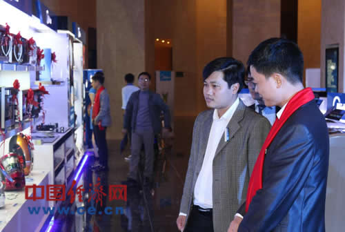 图为工作人员为客户介绍产品。中国经济网记者 崔玮祎 摄