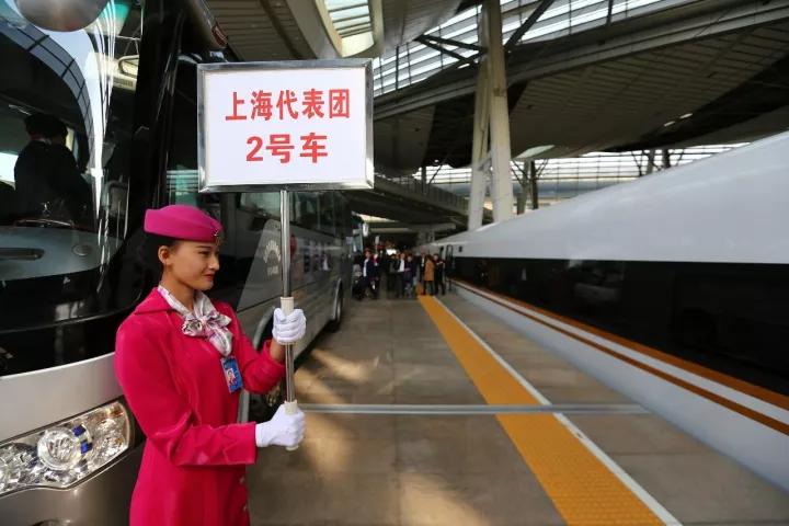 ▲2017年10月16日，上海市十九大代表乘坐“复兴号”高铁列车抵达北京南站。