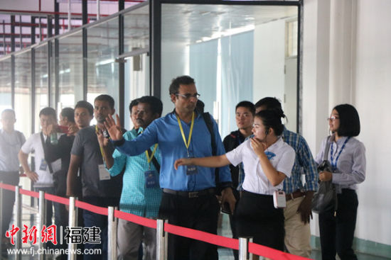 会前，迈锐光电还组织客商参观了公司研发生产基地，让客商近距离观摩产品标准化生产过程，亲身体验产品性能。
