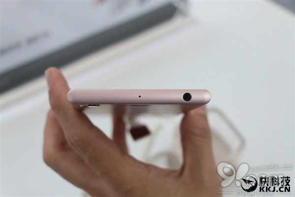 公关策划：3999元买吗？索尼新旗舰XZ1国行上手图赏：手感很棒