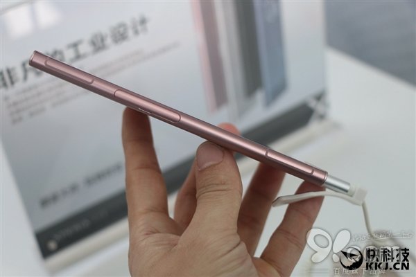 公关策划：3999元买吗？索尼新旗舰XZ1国行上手图赏：手感很棒