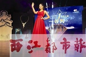 模特在T台上展示大赛的获奖作品。 本报记者 万立平 摄