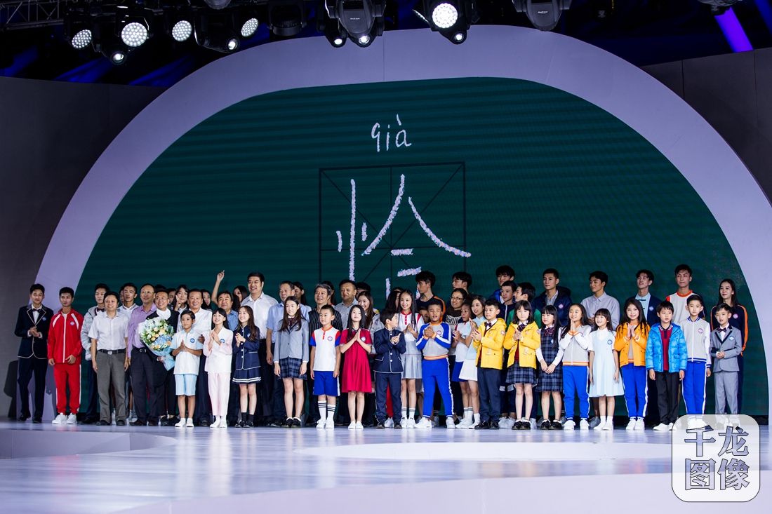 企业活动策划：【与“时”俱进 爱“尚”北京】“行千读万，匠心以远”——铜牛“恰”学生装新品发布会风采绽放
