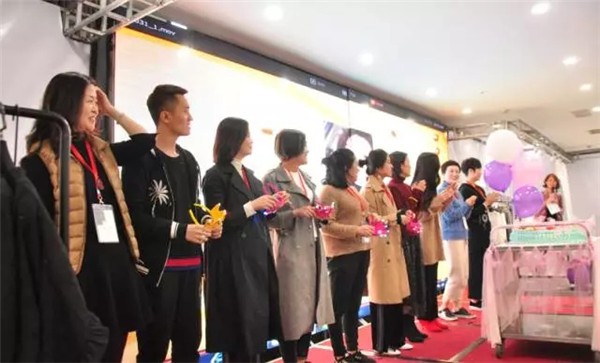 公关活动策划：FLOWER ENJOY华人杰女装2018春夏新品发布会暨订货会进行中