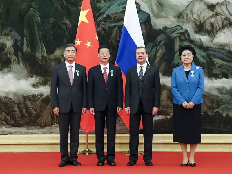 梅德韦杰夫（右二）与三位获勋的副总理