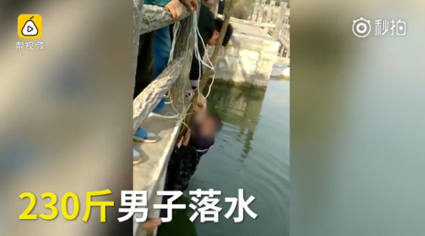 所幸的是，儿子最终获救了。由于在水中长时间托举儿子，父亲上直接瘫坐在河边的管道上，最后被路人拉上岸。