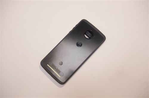 最后，Moto Z 2018在外形方面与之前发布的Moto Z2 Play变化不大，采用全新的闭环式天线设计，机身厚度更薄了，牺牲了电池容量。这款手机简直是针对手滑党的标配，各位网友会有兴趣买买吗?具体真相只能等待本月24日发布会揭晓，拭目以待。