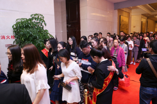 舞美设计：美人宠“战”新品发布会——眼霜口红震撼上市