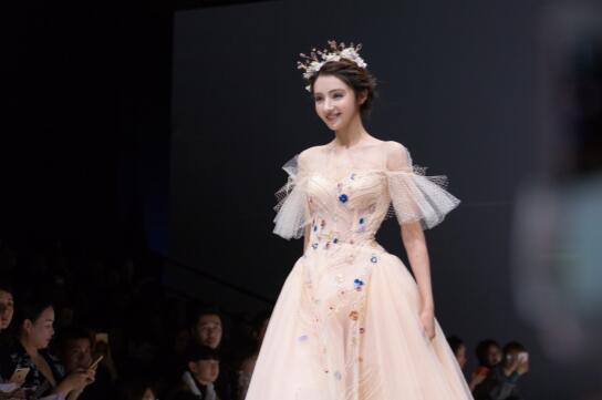 服装发布会策划：AOLISHA2018新品发布会 无处不在的风靡之势
