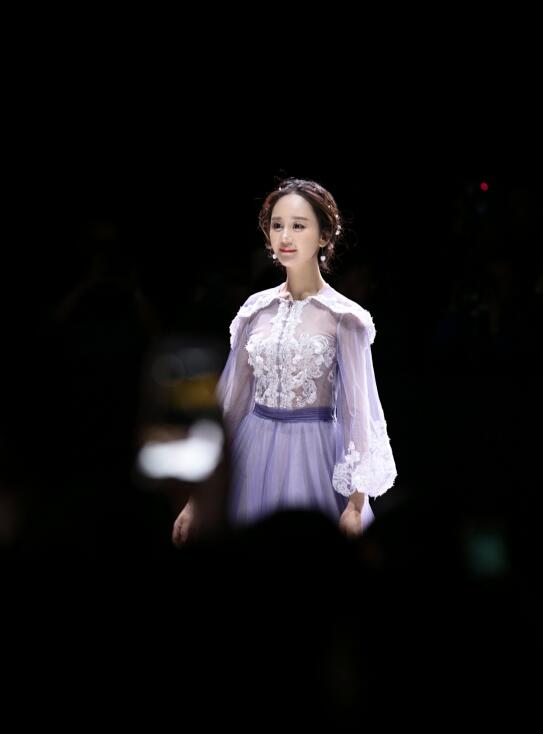 服装发布会策划：AOLISHA2018新品发布会 无处不在的风靡之势