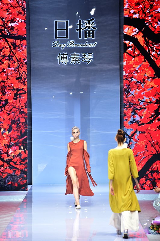 线上活动策划：冻龄女神翁虹 亮相日播·傅素琴中国国际时装周专场发布