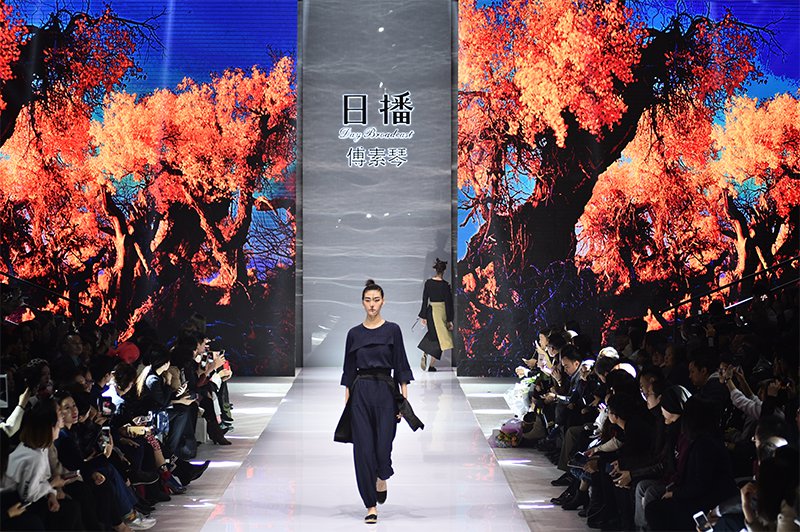 线上活动策划：冻龄女神翁虹 亮相日播·傅素琴中国国际时装周专场发布