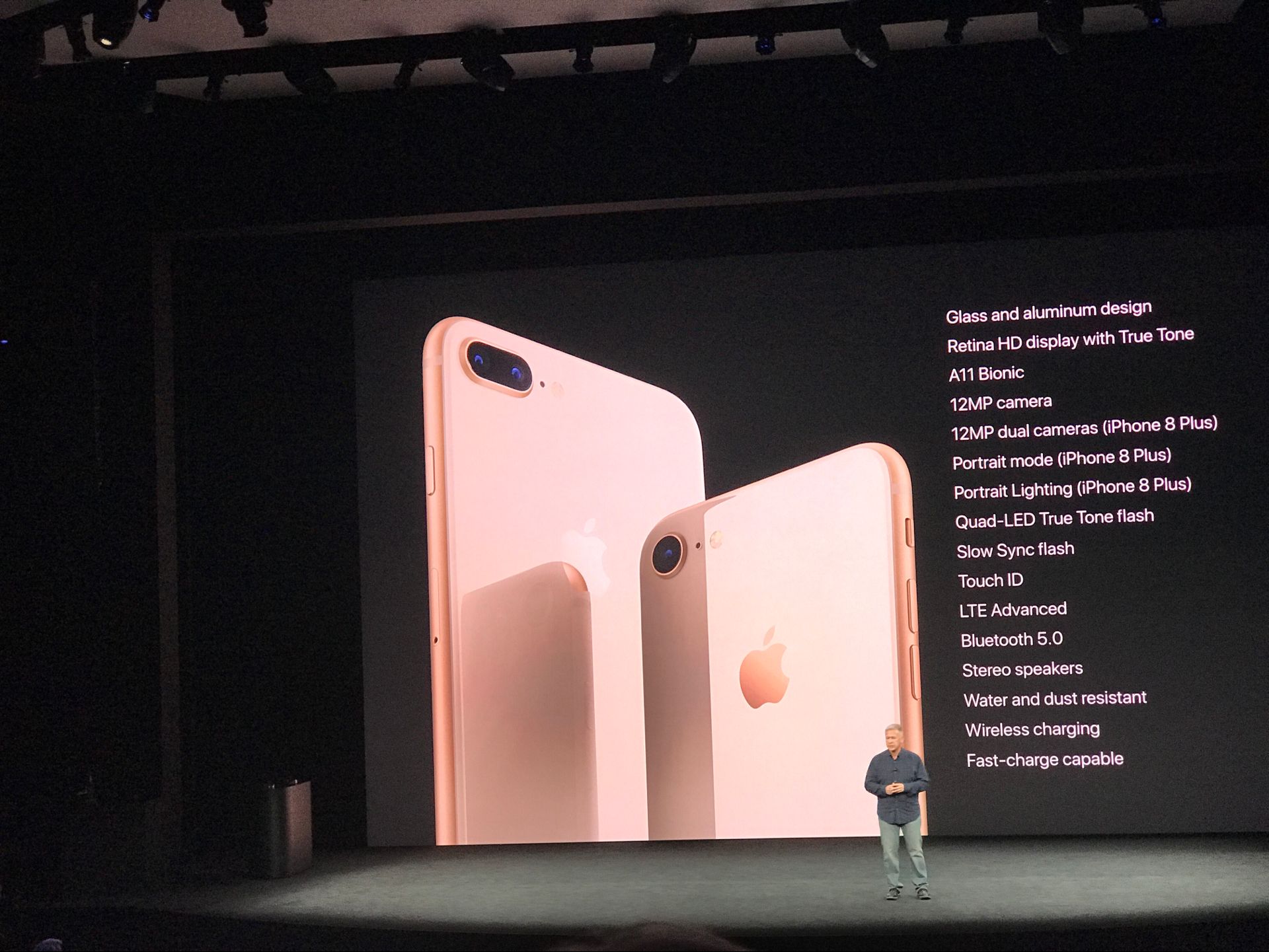 大型活动策划：就是传说中的 iPhone 十周年特别版 5.8 英寸 2435 x 1125 像素分辨率的屏幕