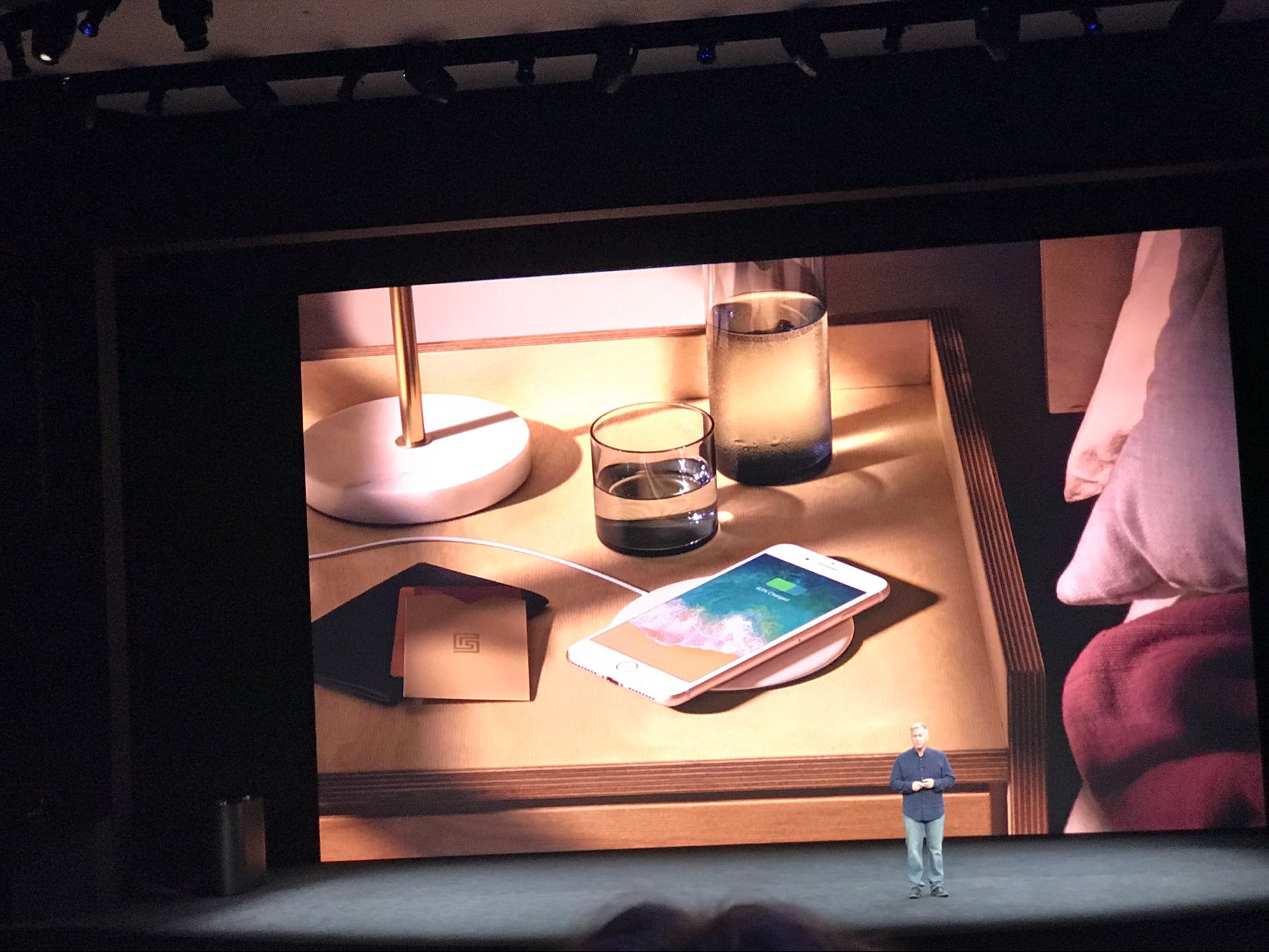大型活动策划：就是传说中的 iPhone 十周年特别版 5.8 英寸 2435 x 1125 像素分辨率的屏幕