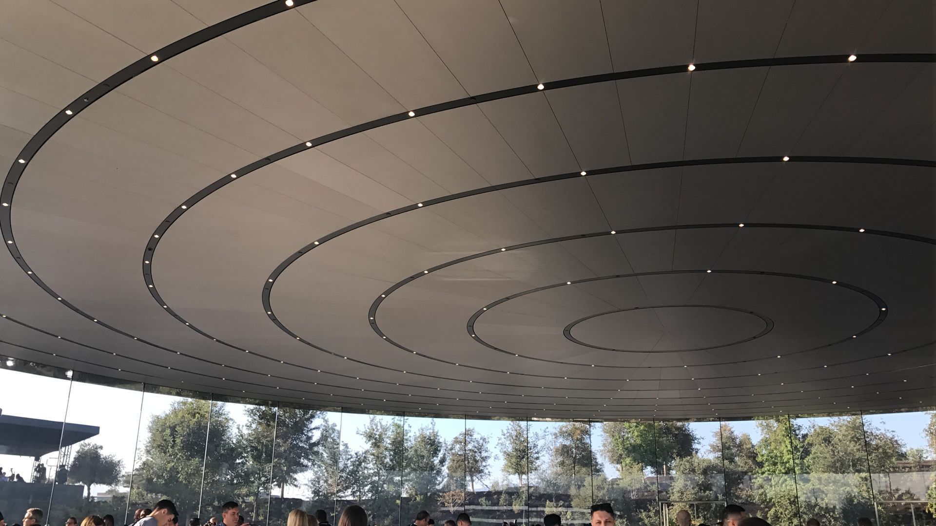 大型活动策划：就是传说中的 iPhone 十周年特别版 5.8 英寸 2435 x 1125 像素分辨率的屏幕