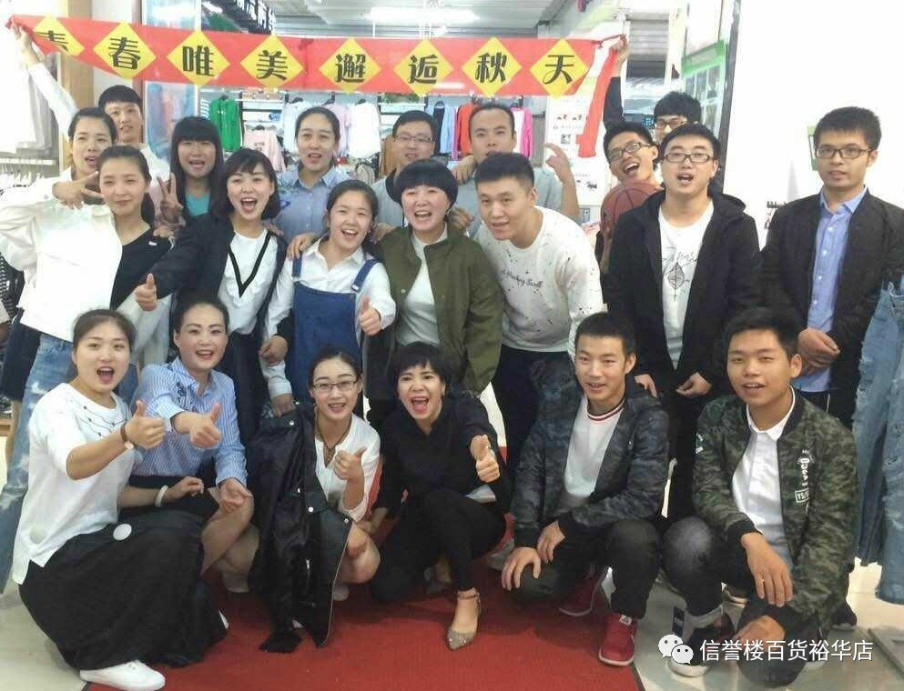 公关策划：红毯、音响、道具；我们的模特们也做着走秀前的最后搭配