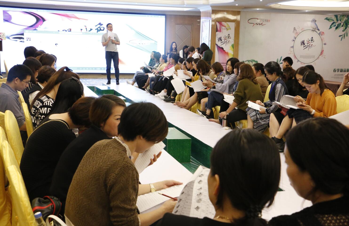 活动公司：终于迎来了 2018 年春季新品发布会