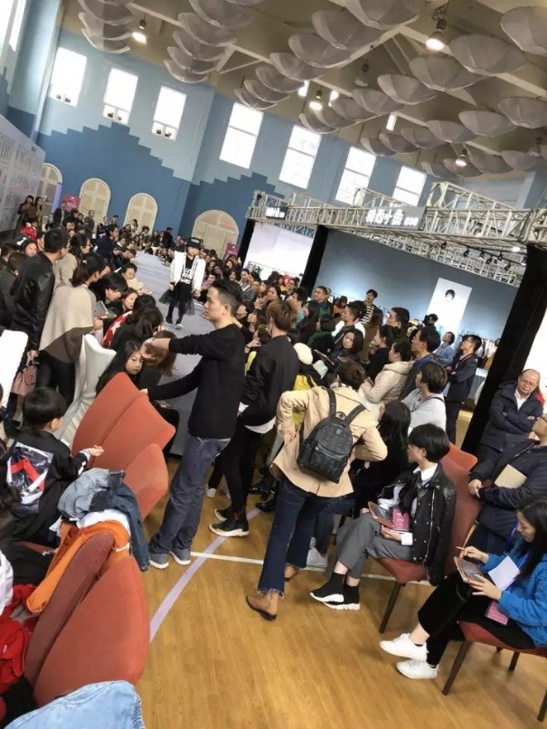 公关活动策划： 高雅品位的茶歇区 喜讯!订货会现场小鱼新签约客户达到13台!同期业绩增长47% 随着小鱼推出的政策日趋完善 以及产品设计更加科学 本次订货会吸引了众多意向客户参会 通过现场的货品了解