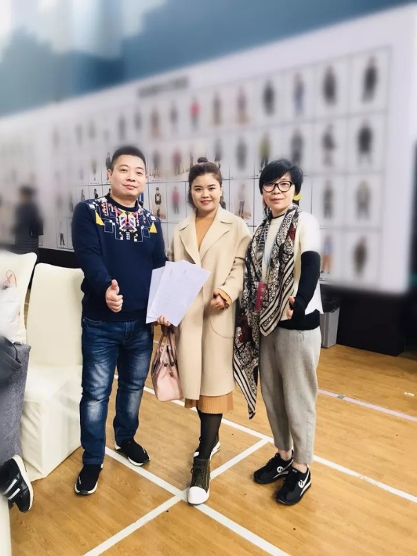 公关活动策划： 高雅品位的茶歇区 喜讯!订货会现场小鱼新签约客户达到13台!同期业绩增长47% 随着小鱼推出的政策日趋完善 以及产品设计更加科学 本次订货会吸引了众多意向客户参会 通过现场的货品了解