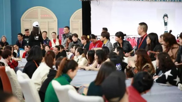 公关活动策划： 高雅品位的茶歇区 喜讯!订货会现场小鱼新签约客户达到13台!同期业绩增长47% 随着小鱼推出的政策日趋完善 以及产品设计更加科学 本次订货会吸引了众多意向客户参会 通过现场的货品了解