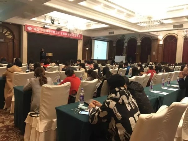 公关活动策划： 高雅品位的茶歇区 喜讯!订货会现场小鱼新签约客户达到13台!同期业绩增长47% 随着小鱼推出的政策日趋完善 以及产品设计更加科学 本次订货会吸引了众多意向客户参会 通过现场的货品了解