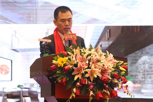 活动策划：顺成集团总裁梁德云在致辞中表示美陶瓷砖的改革发展一定要紧扼时代脉搏