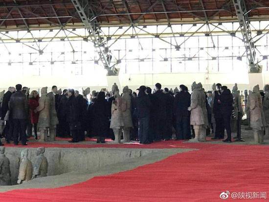 图为马克龙夫妇参观兵马俑。　　