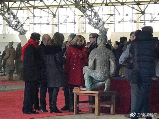 图为马克龙夫妇参观兵马俑。　　