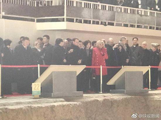 图为马克龙夫妇参观兵马俑。　　