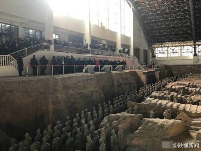 图为马克龙夫妇参观兵马俑。　　