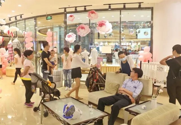 公关策划公司： 销售总监：梁总13929959749 客服专员：赖小姐13106760998 客服专员：黄小姐13435442039 