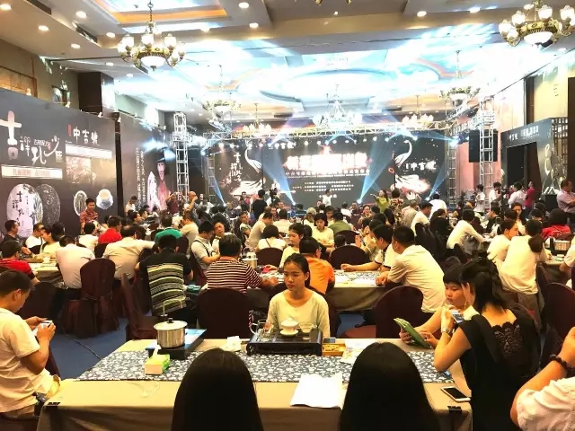 会场现场宾客满座、热闹非凡