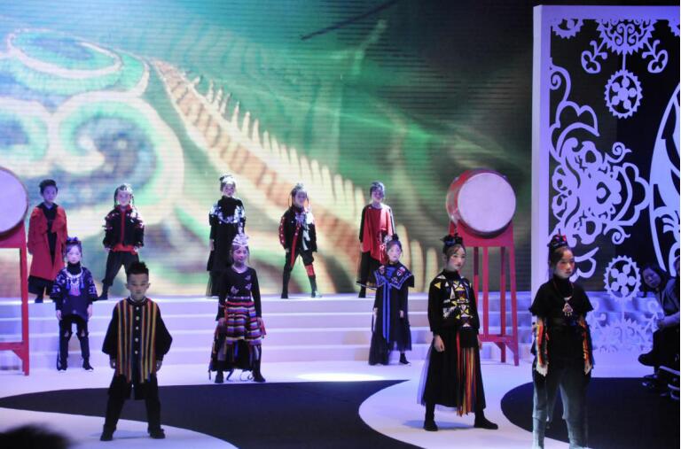 公关公司：杜甫也用“五溪衣裳共云天”来形容苗族服饰能与天上的彩云相媲美