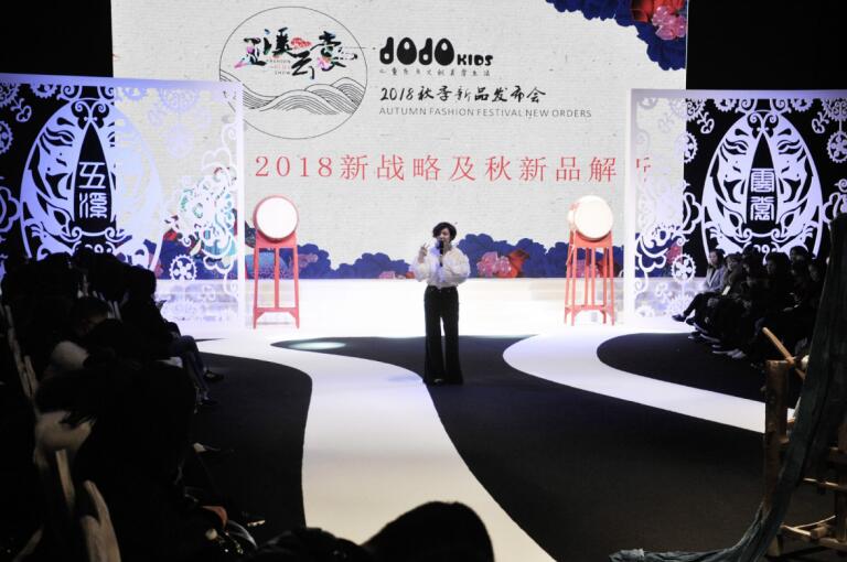 公关公司：杜甫也用“五溪衣裳共云天”来形容苗族服饰能与天上的彩云相媲美