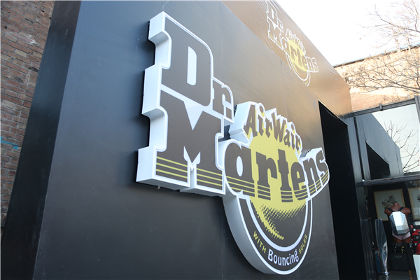 线上活动策划： Dr.Martens 2018春夏系列新品发布会 设于内场的VR体验区