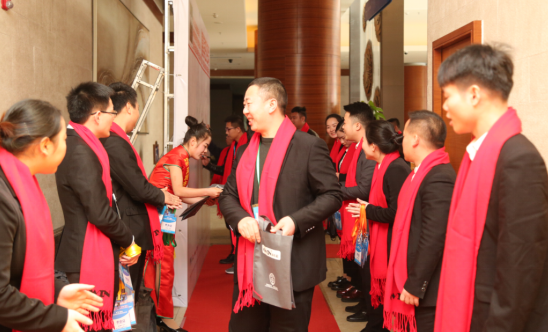 服装发布会策划：推动企业家成长,为企业发展提供源动力!