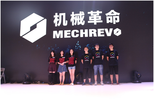 高端活动策划： 现场粉丝翘首期待 水友在专注比赛 LGD女队专注比赛 现场挤满的观众 领完奖品后