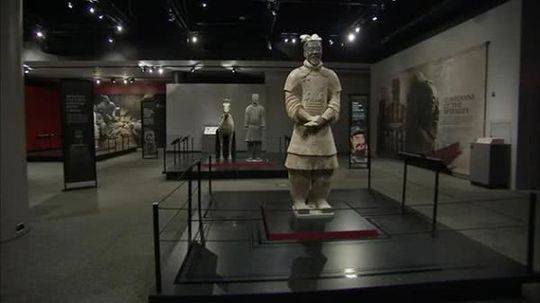 企业活动策划： 原标题：中国兵马俑在美国展出 兵俑手指被游客折断并偷走 图：美国abc电视台画面显示被圈出的兵俑拇指被折断 综合美国abc电视台和英国《每日邮报》等媒体2月15日报道