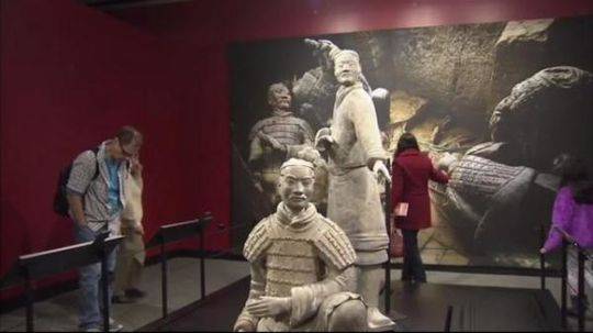 企业活动策划： 原标题：中国兵马俑在美国展出 兵俑手指被游客折断并偷走 图：美国abc电视台画面显示被圈出的兵俑拇指被折断 综合美国abc电视台和英国《每日邮报》等媒体2月15日报道