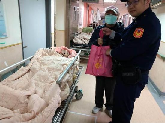新店警分局警员前往医院探视张姓老翁（中时电子报图）
