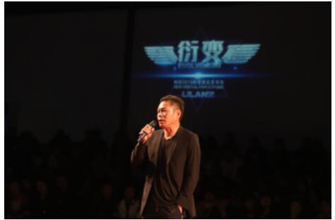 活动策划：服装中巧妙运用金属科技质感的五角星、军事迷彩、军事科技、军事徽章、军事武器、大头兵像、旧海报等剪影为元素展开一系列大胆的设计