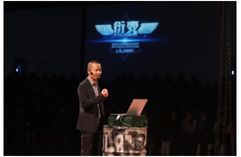 活动策划：服装中巧妙运用金属科技质感的五角星、军事迷彩、军事科技、军事徽章、军事武器、大头兵像、旧海报等剪影为元素展开一系列大胆的设计