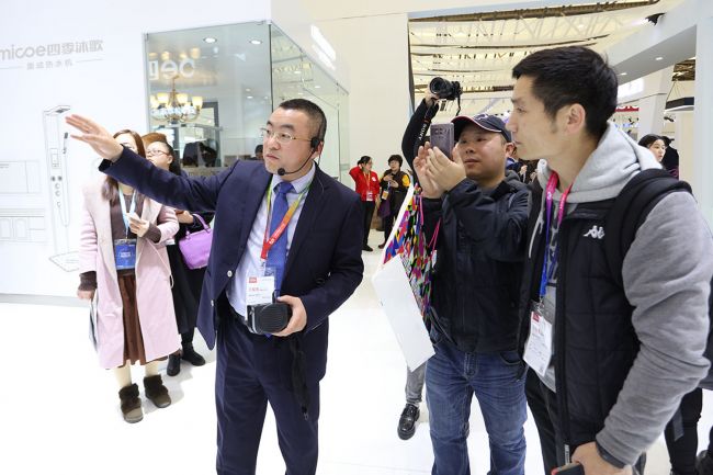 服装发布会策划：全面吸收阳光、空气、雨水中的热量