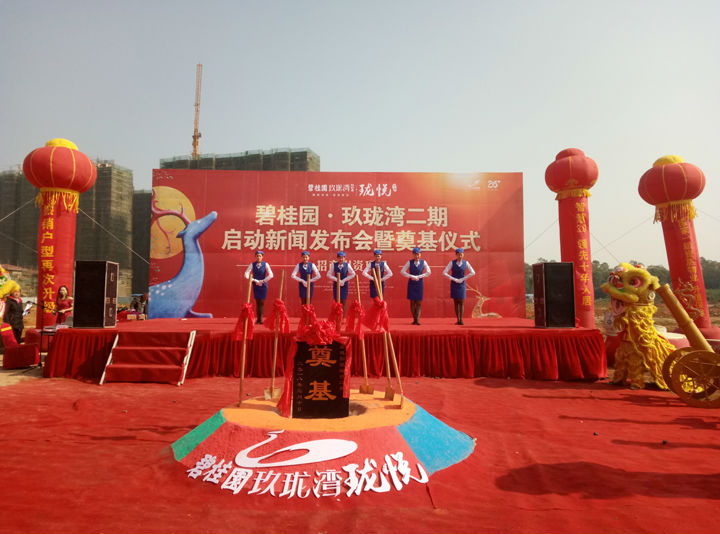 舞美设计： 现场每个人脸上都洋溢着愉悦的笑容