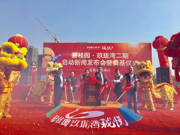 舞美设计： 现场每个人脸上都洋溢着愉悦的笑容