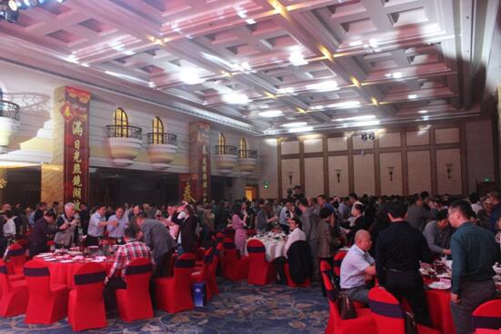 服装发布会策划：宏耐地板还邀请了著名营销心理专家