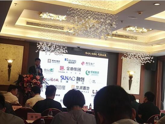 服装发布会策划：宏耐地板还邀请了著名营销心理专家